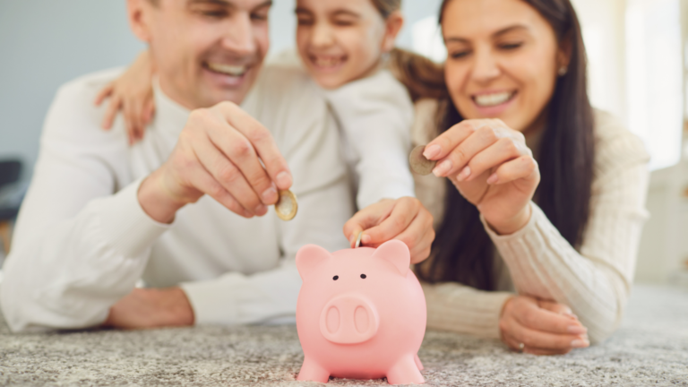 Illustrative image representing a family (a couple and a child) talking about money, and depositing coins in a piggy bank.